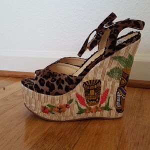Leopard tiki platforms